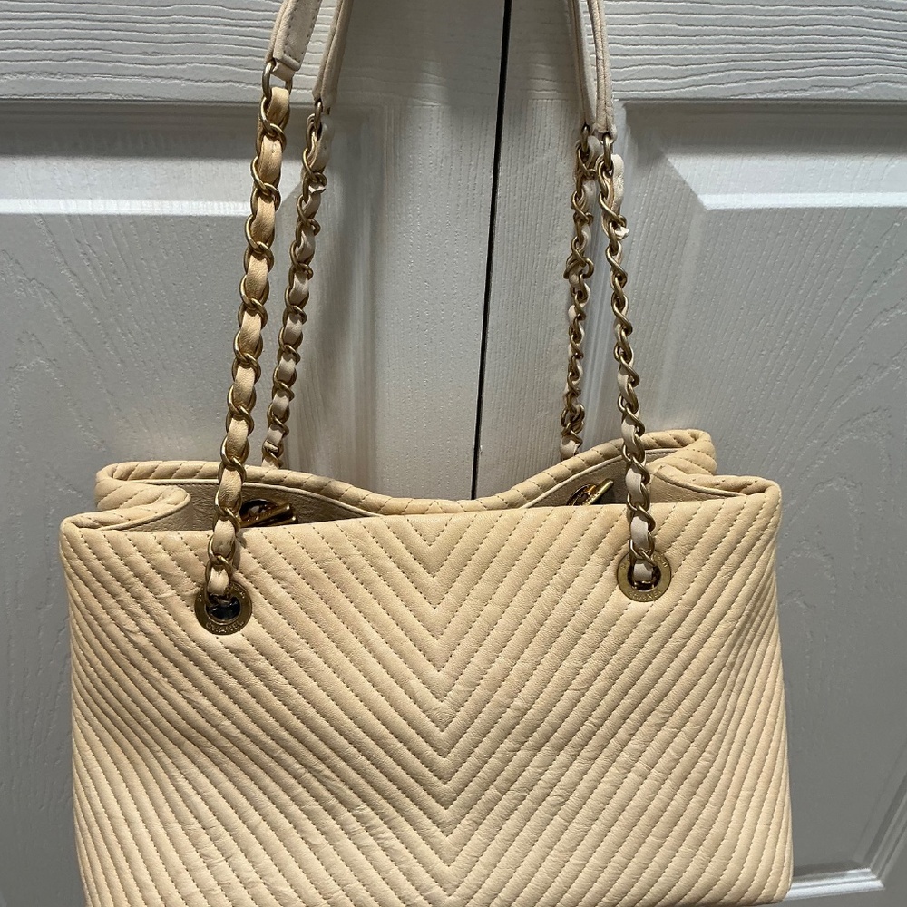 CHANEL Cream Quilted Chevron Shoulder Bag with Gold-Tone CC Charm - Picture 2 of 11